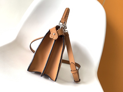 フェンディバッグ側面デザイン